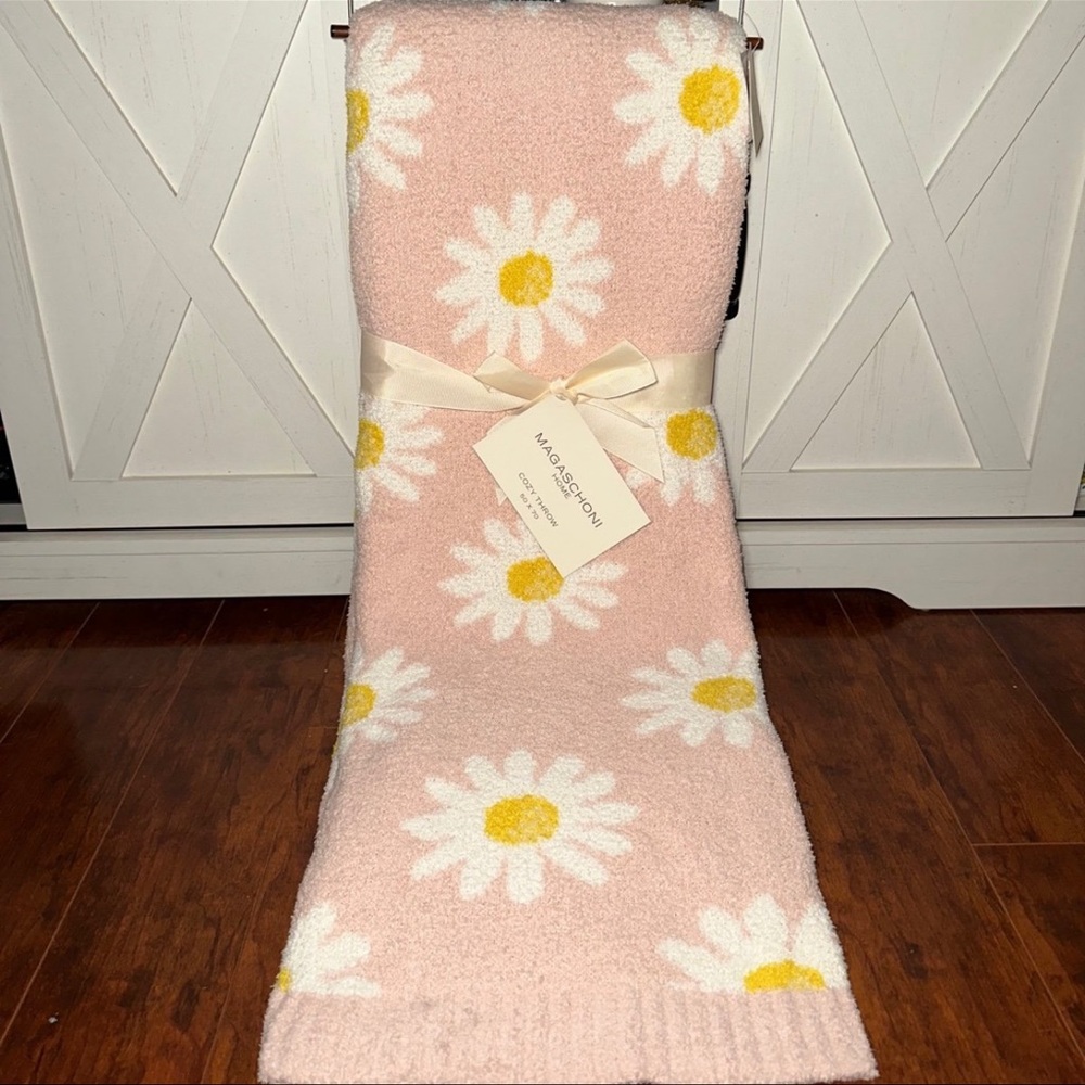 Magaschoni Pink Daisy Throw Blanket